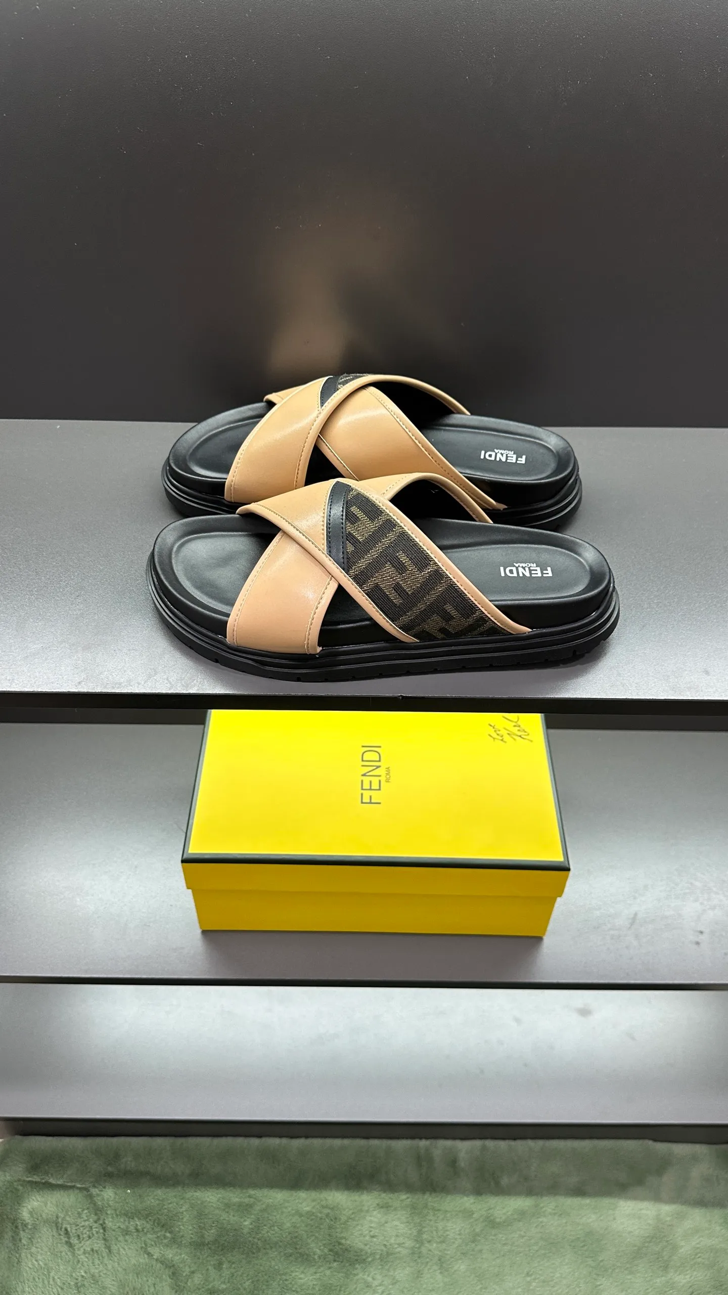 P300 [Fendi Slippers] High-end men's shoes brand, official website 1:1 latest masterpiece: original mold customization, fabrics made of imported original materials, upgraded outsole, lighter and non-slip. The market's top quality, simple yet tasteful, a must-have for fashionistas, fashionable at your feet, full of confidence, the same style at the counter 👍The season of summer slippers is here. Code: 38-45, 46 order